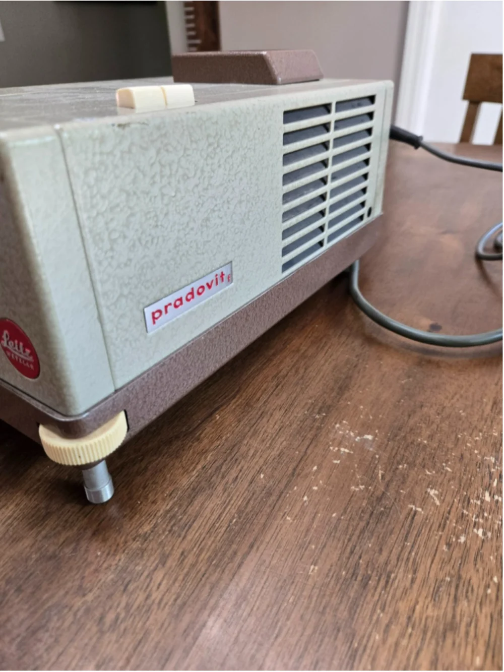 VTG Leitz Wetzlar Pradovit Slide Projector Color w/ Power & Remote Cord & Cover